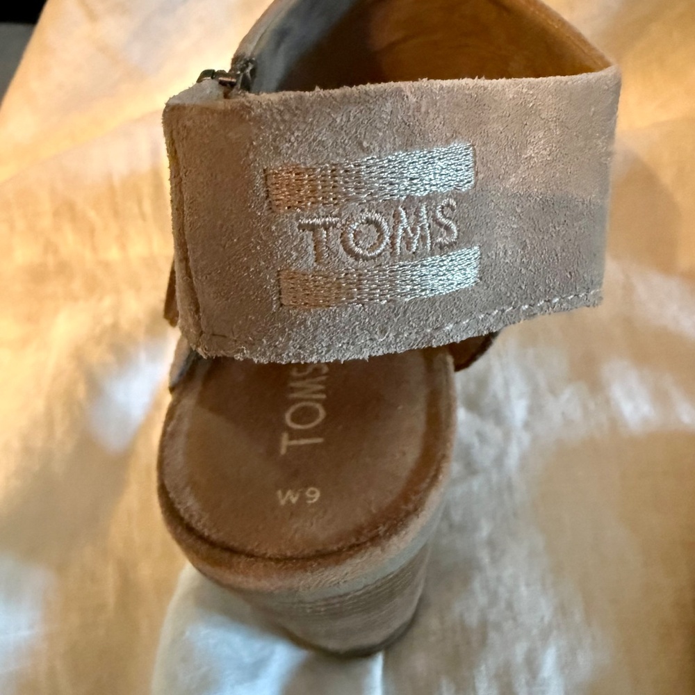 Tom’s Sandals, size 9, Stacked Heel - Picture 4 of 6